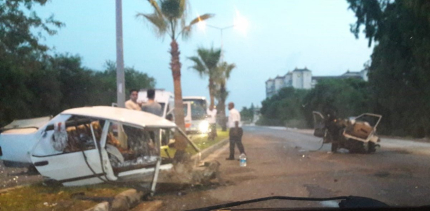 Antalya’da Palmiyeye Çarpan Araç İkiye Ayrıldı